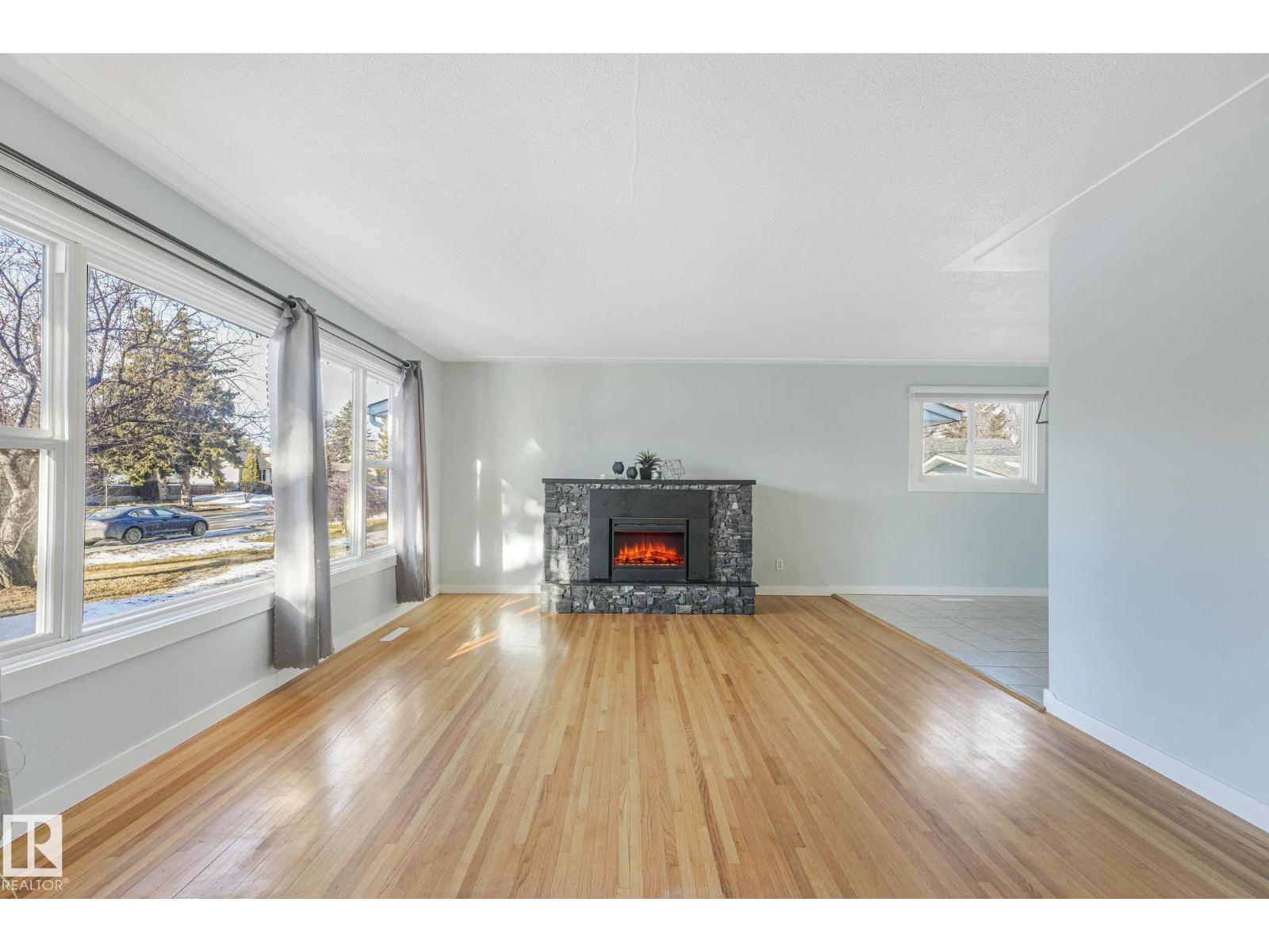 15704 91 AV NW - 5