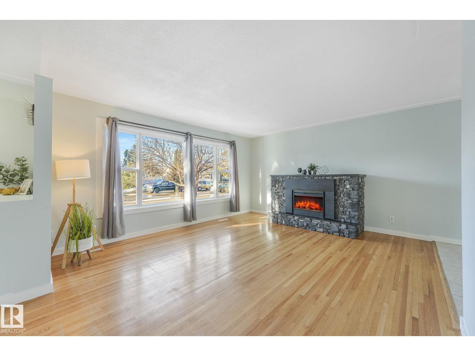 15704 91 AV NW - 7