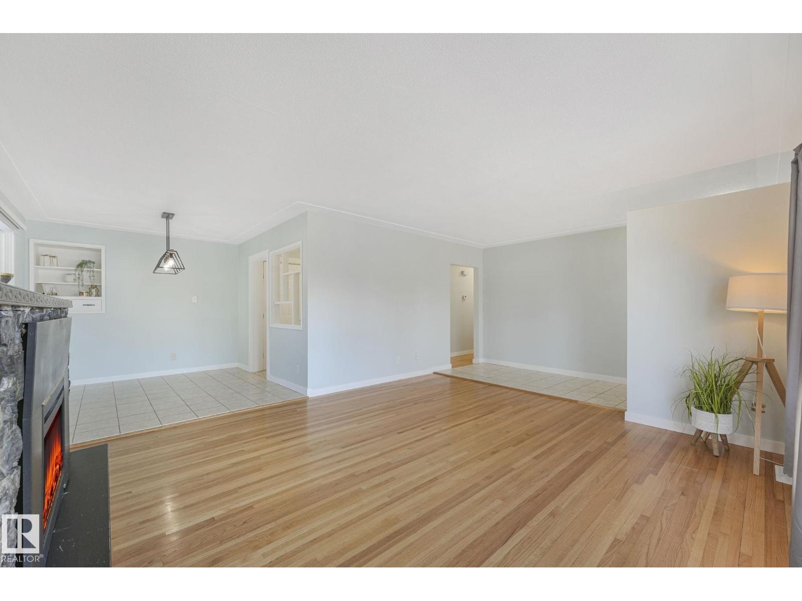 15704 91 AV NW - 9