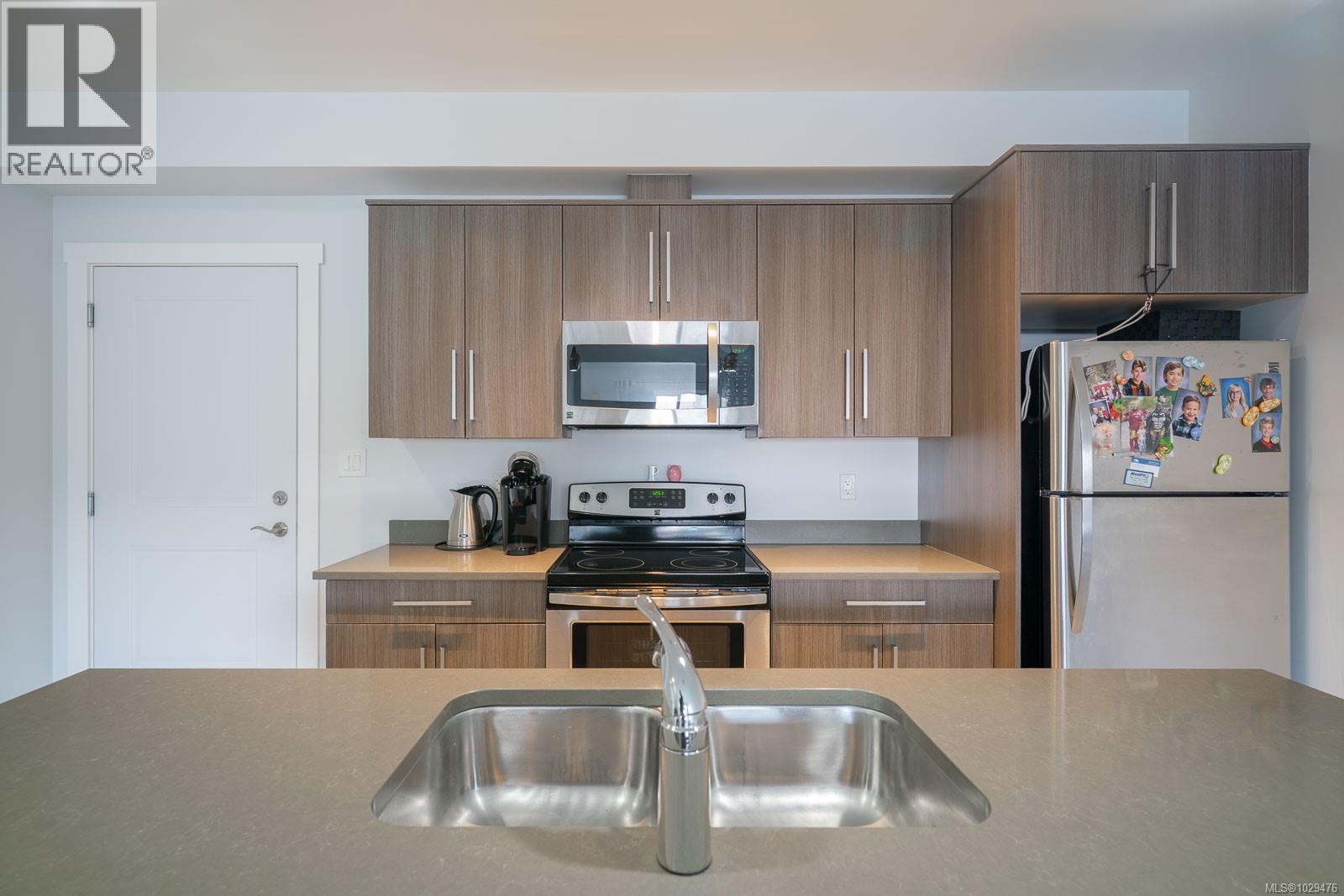 #208 15 Canada Ave - 11