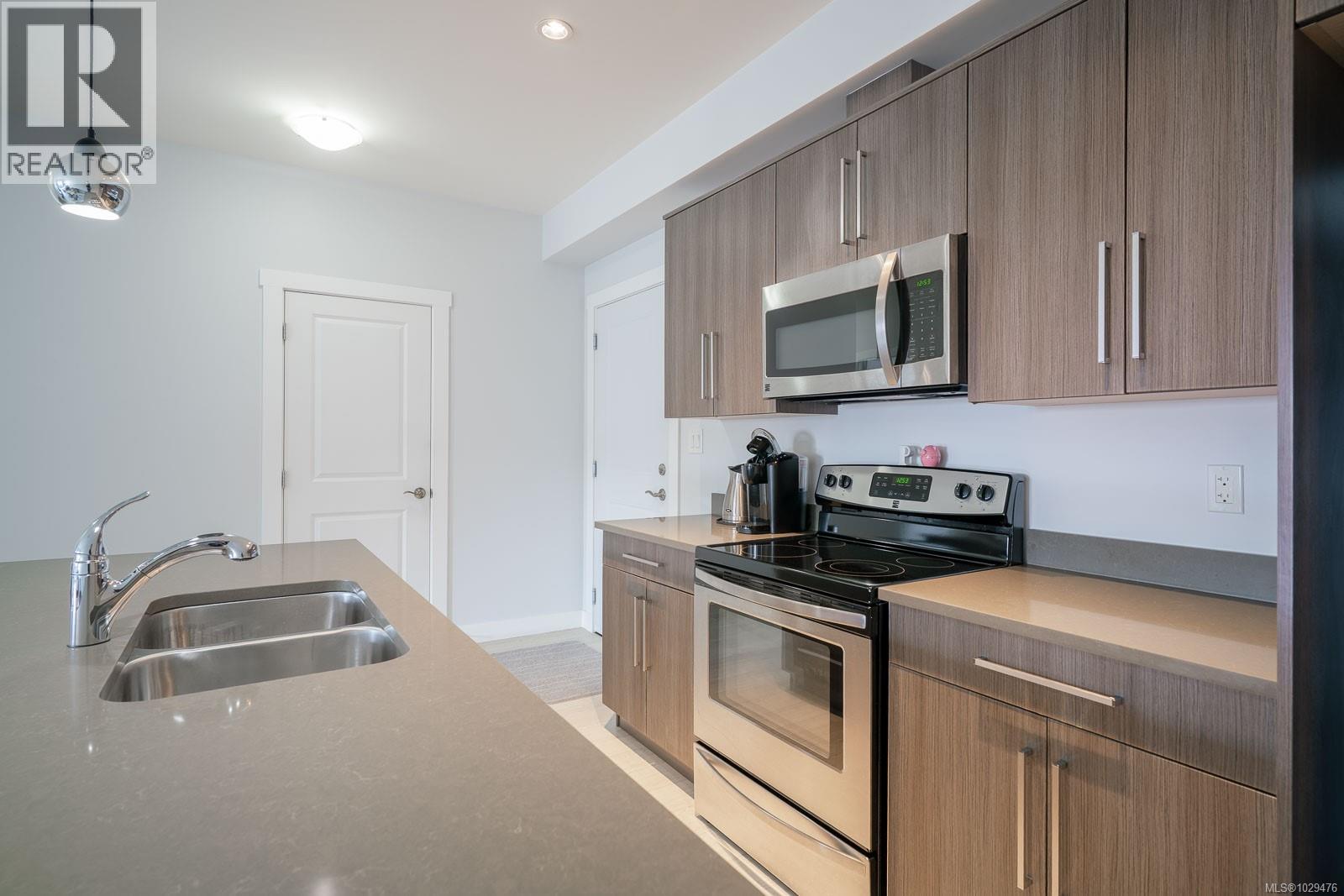 #208 15 Canada Ave - 13