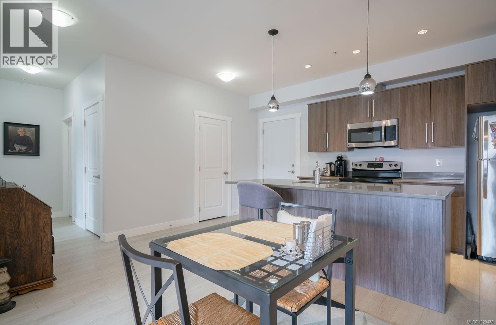 #208 15 Canada Ave - 15