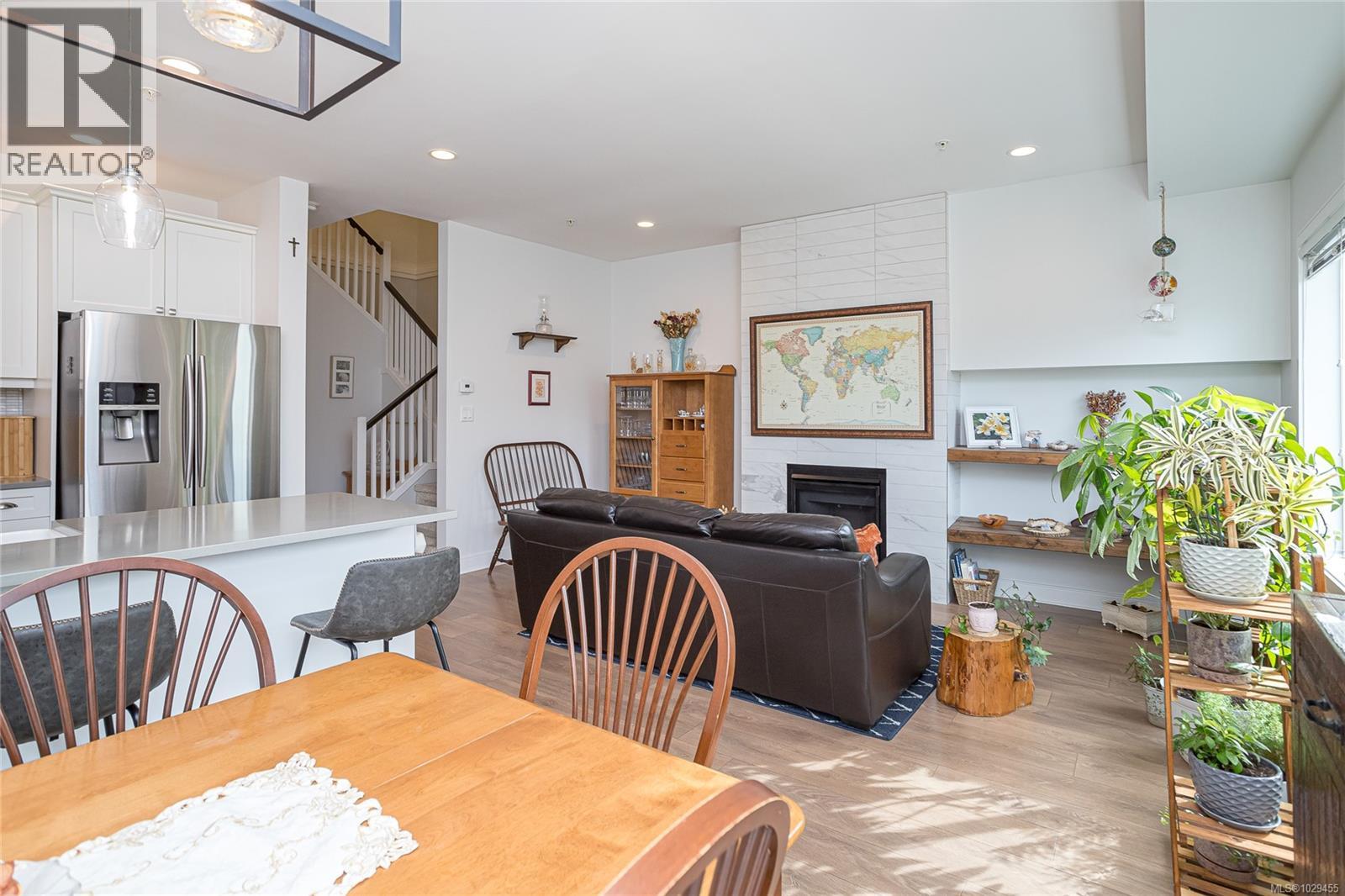 #114 1064 GALA CRT - 16