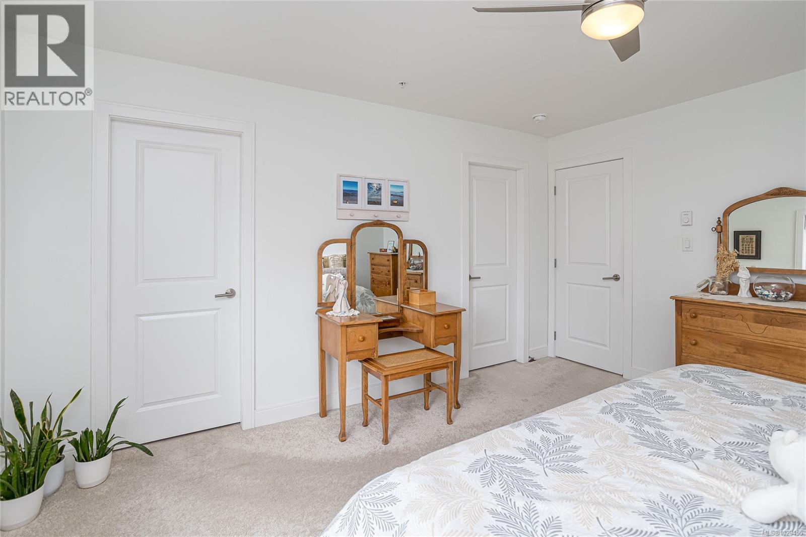 #114 1064 GALA CRT - 28