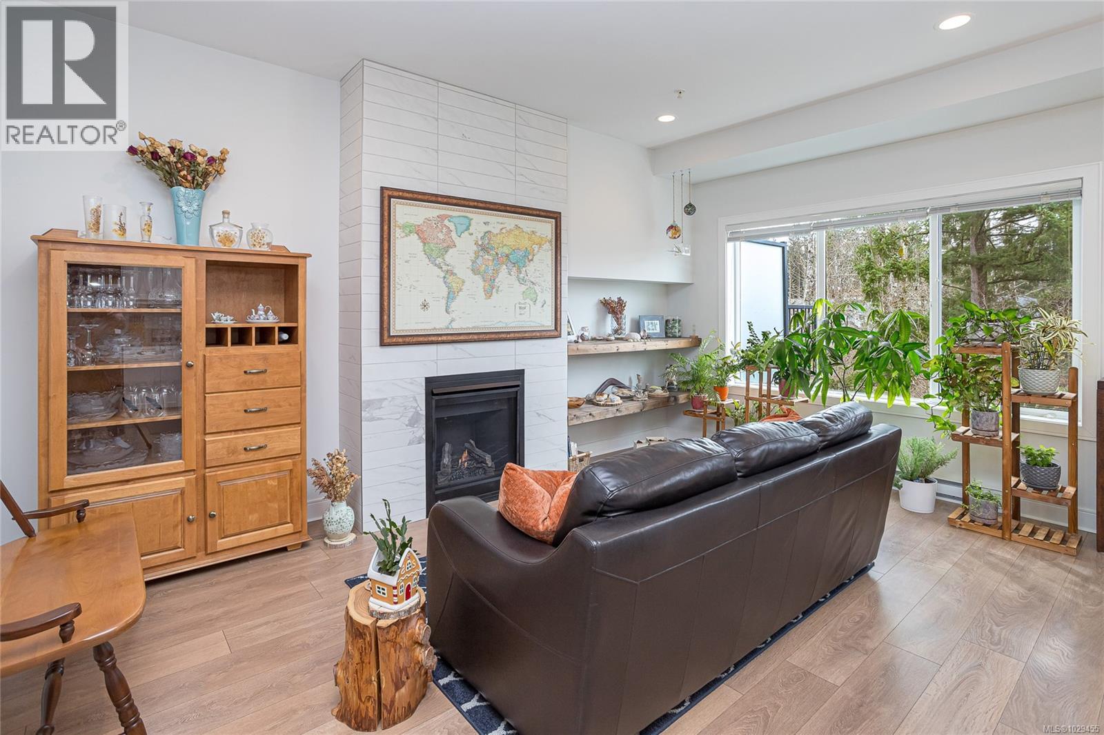 #114 1064 GALA CRT - 9