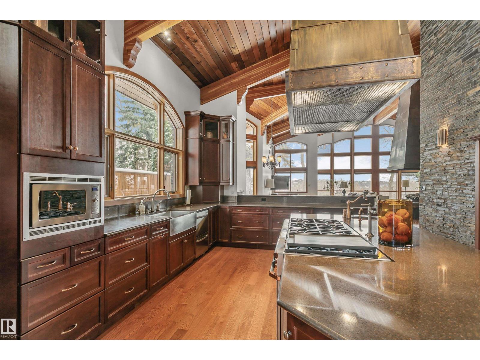 12 WELLINGTON CR NW - 33