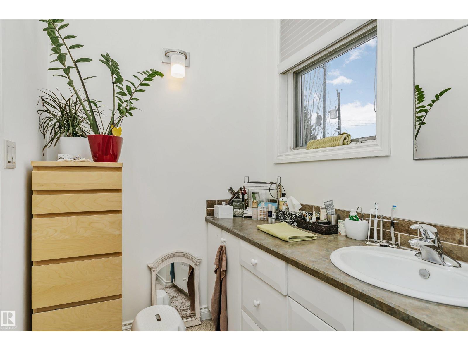 12 WELLINGTON CR NW - 59