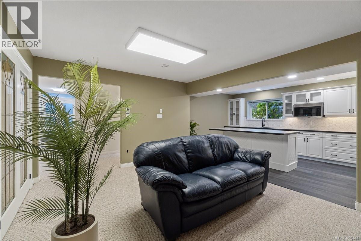 1254 SATURNA DR - 44