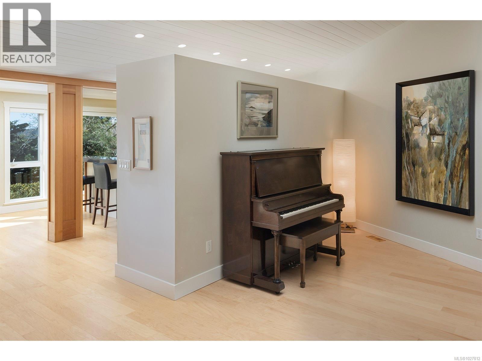  2807 Tudor Avenue, Saanich