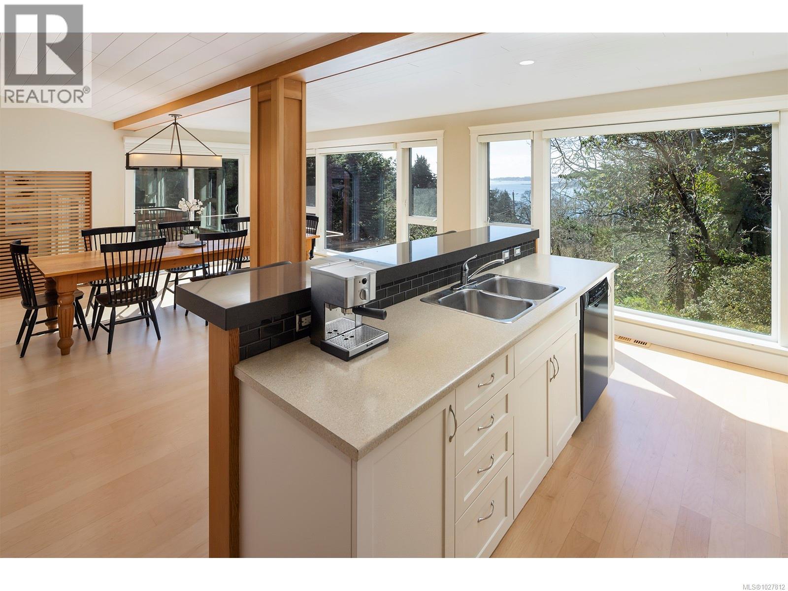  2807 Tudor Avenue, Saanich