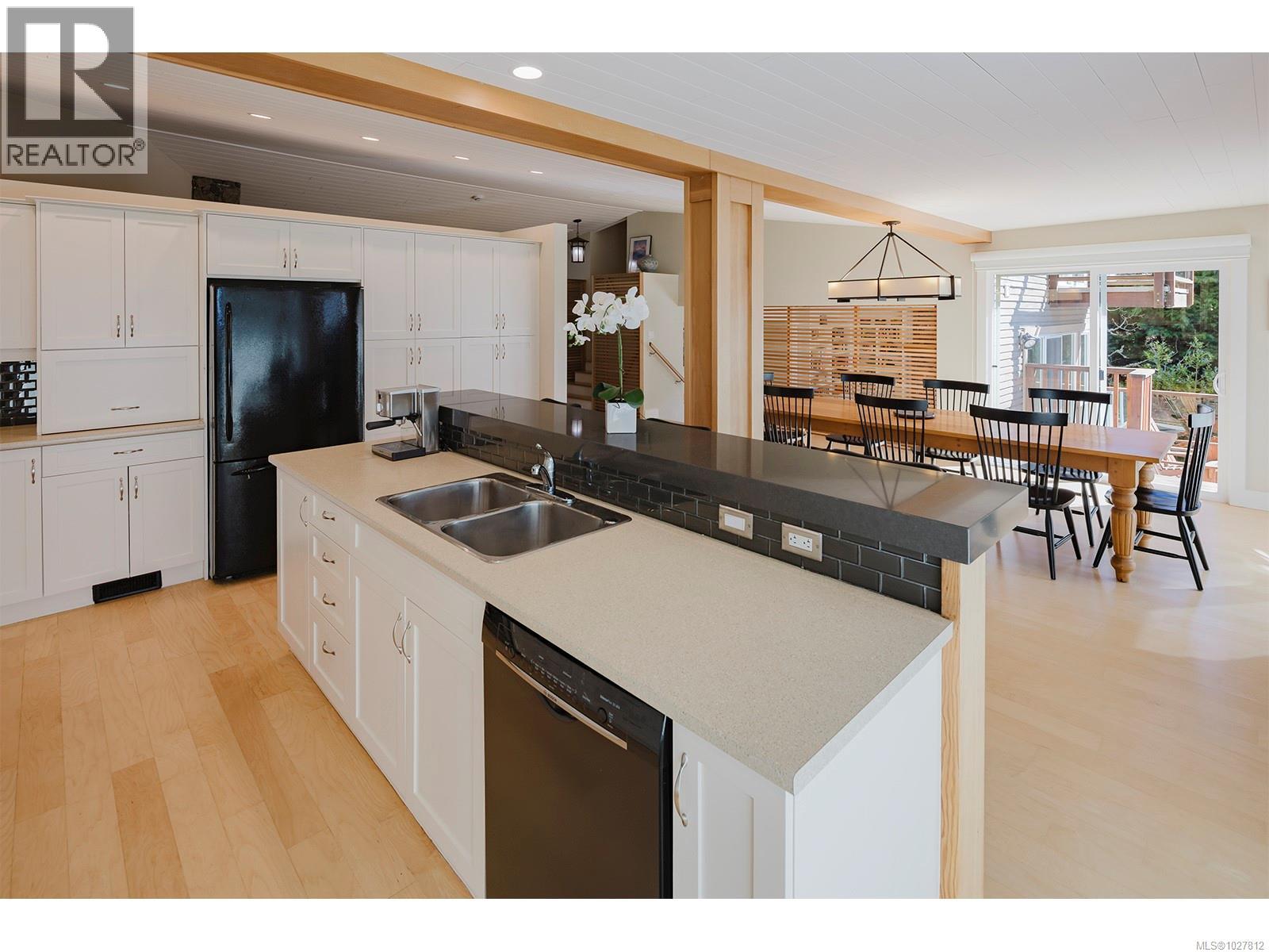  2807 Tudor Avenue, Saanich