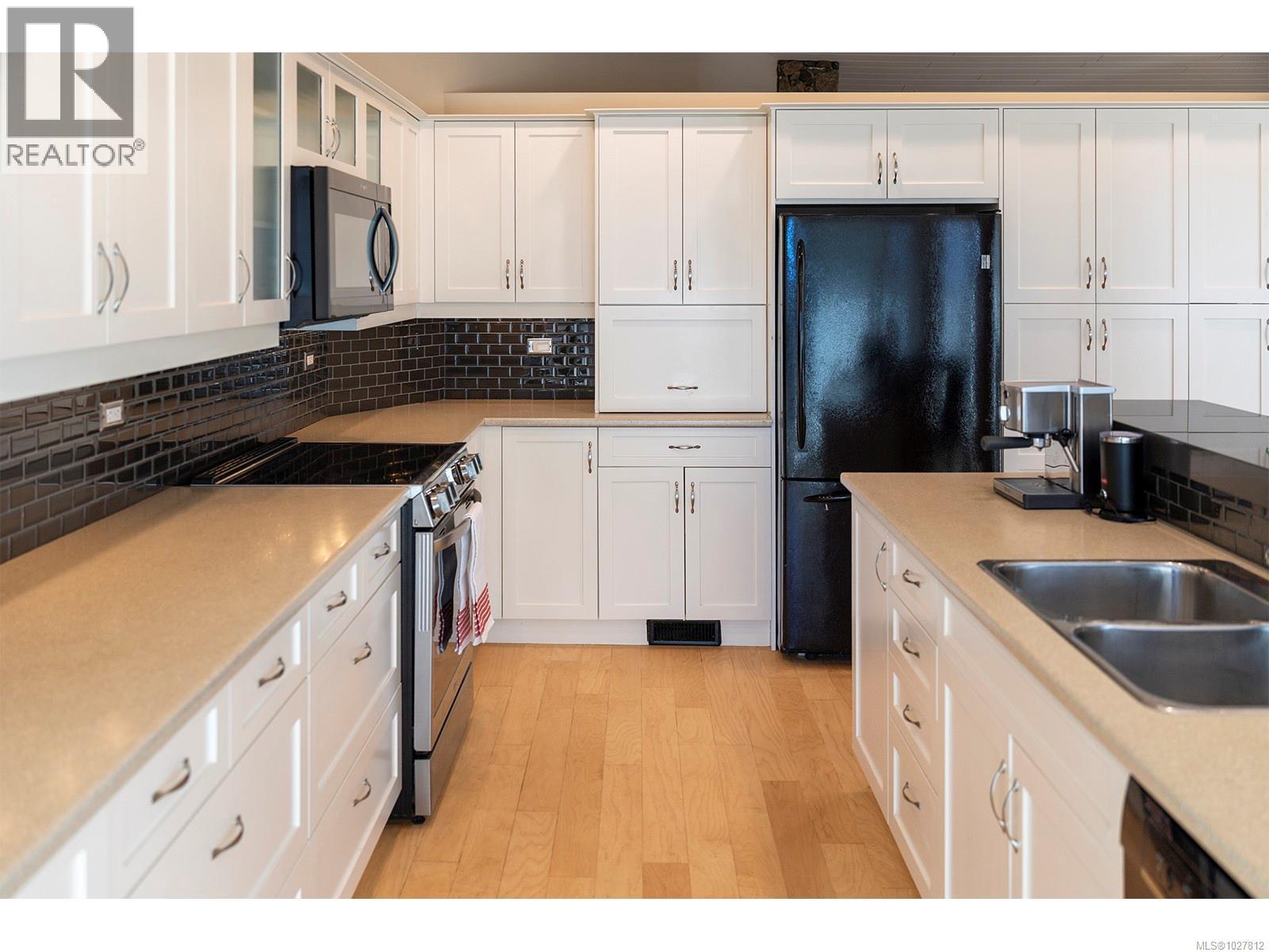  2807 Tudor Avenue, Saanich