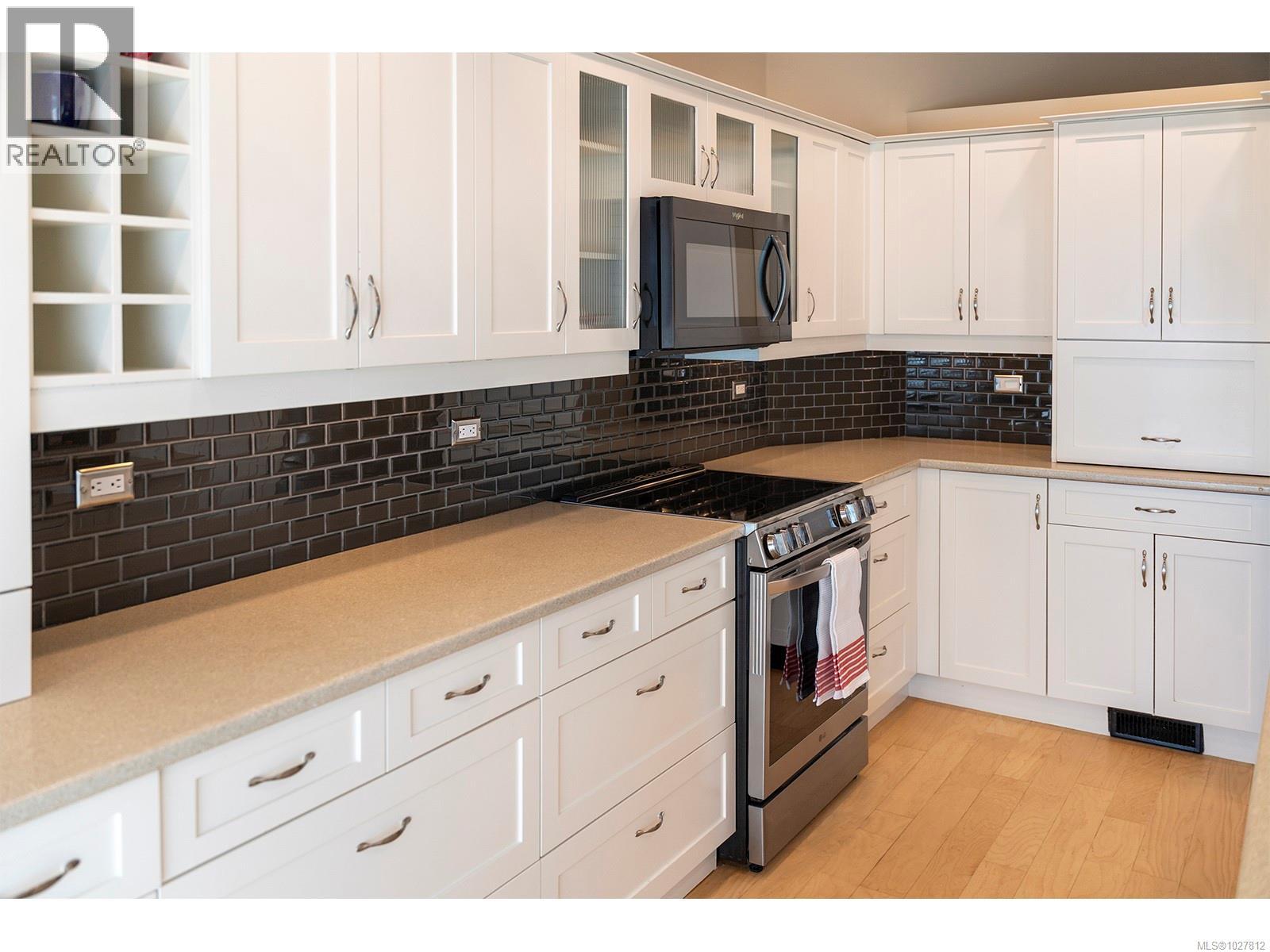  2807 Tudor Avenue, Saanich