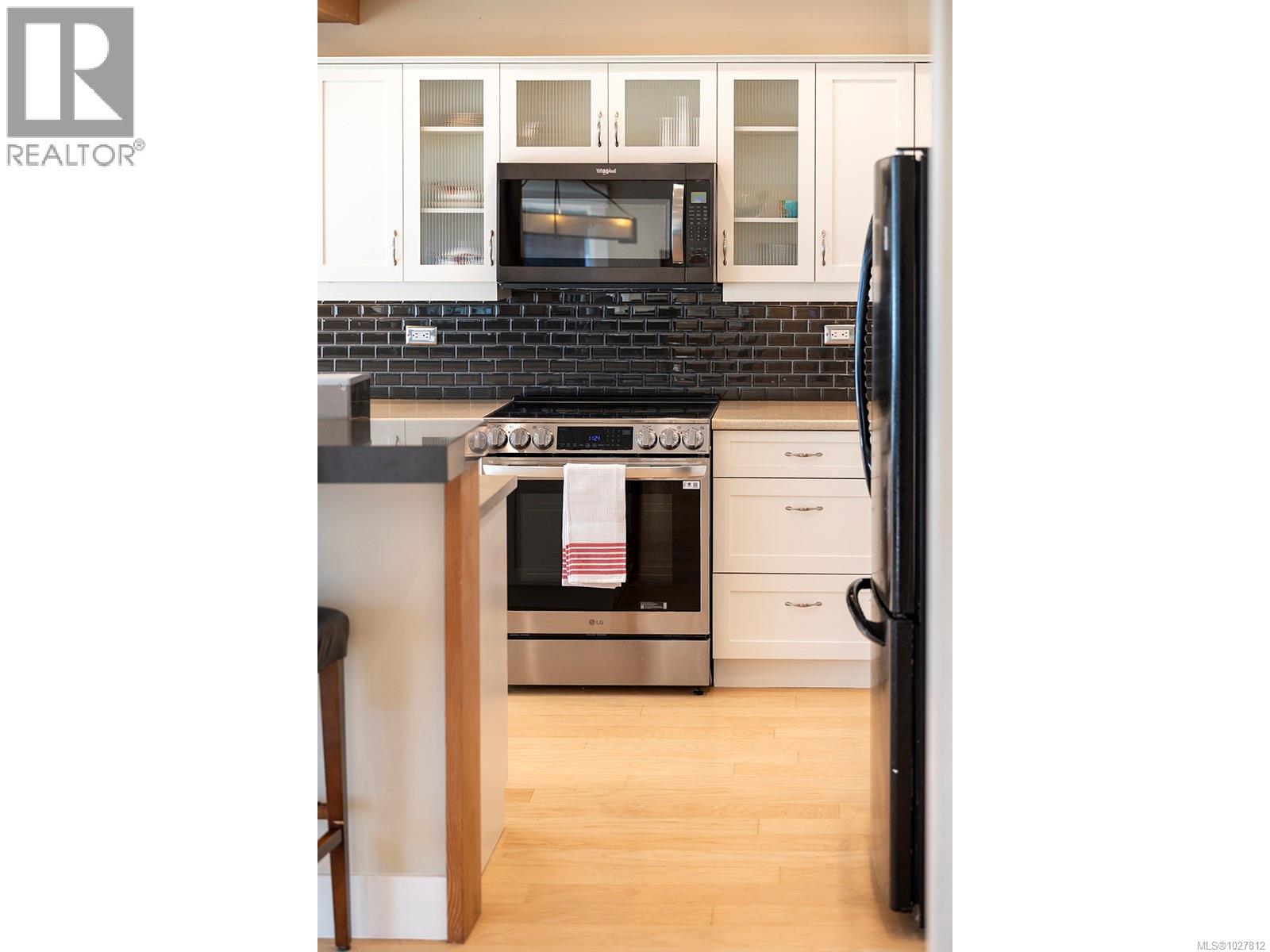  2807 Tudor Avenue, Saanich