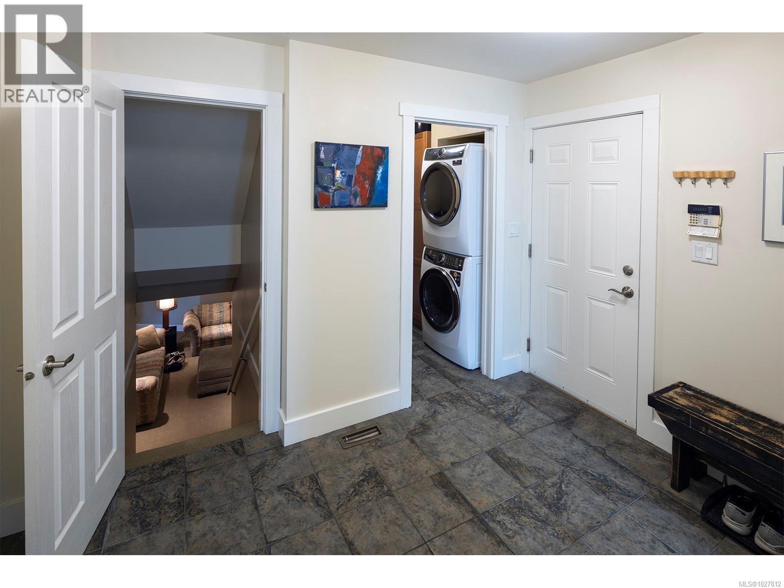  2807 Tudor Avenue, Saanich