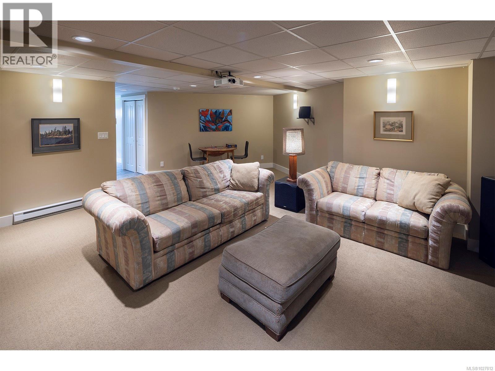  2807 Tudor Avenue, Saanich