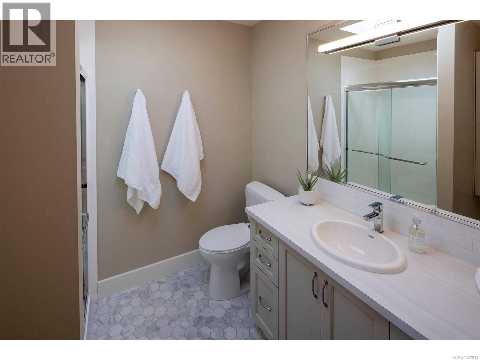  2807 Tudor Avenue, Saanich