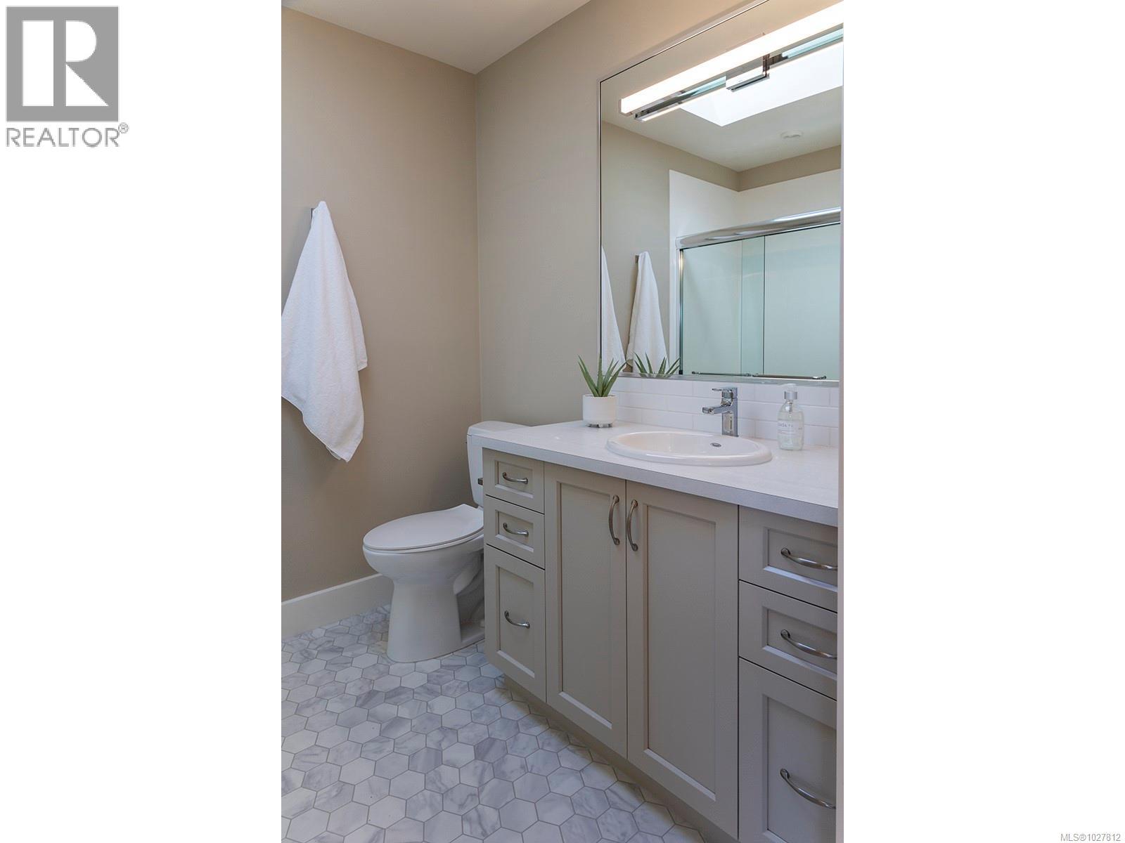  2807 Tudor Avenue, Saanich