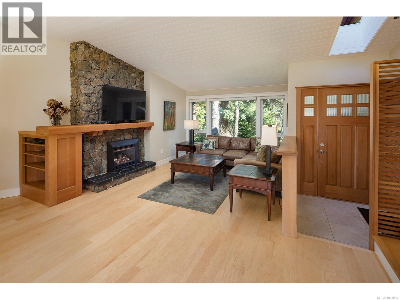  2807 Tudor Avenue, Saanich