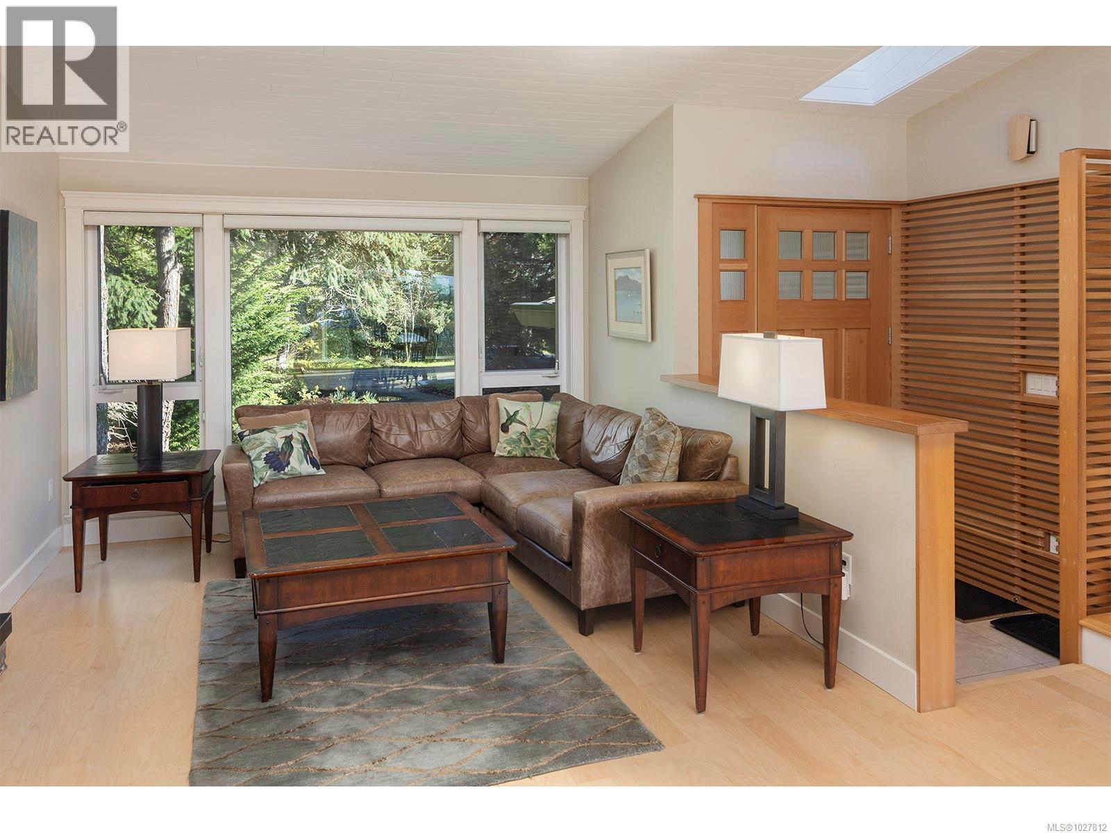  2807 Tudor Avenue, Saanich