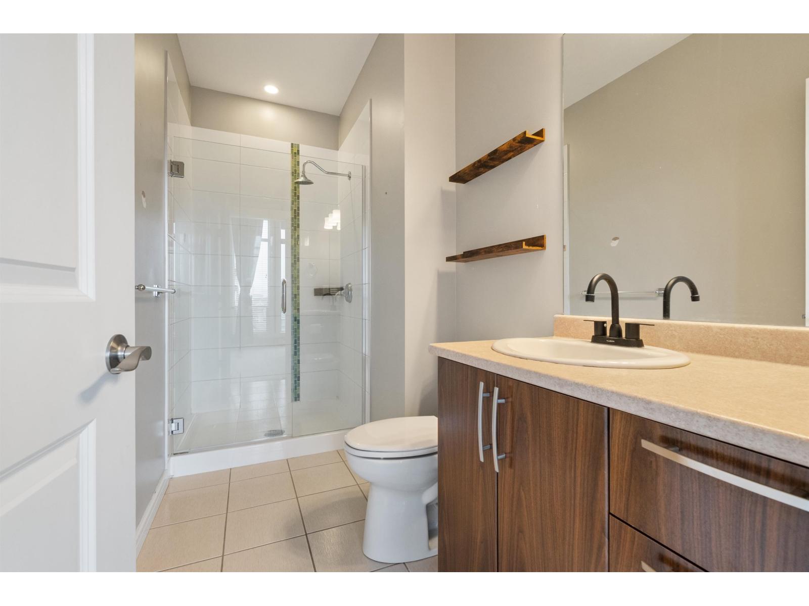 407 45530 MARKET WAY, Garrison Crossing, Chilliwack