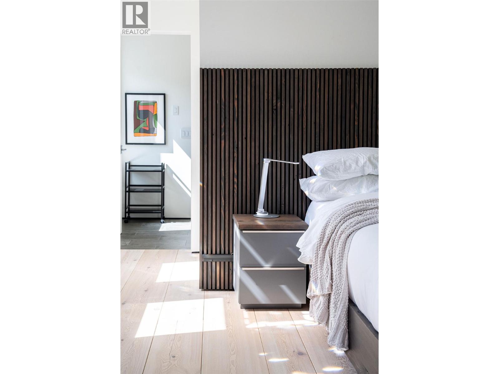 805 & 815 MACKENZIE AVENUE - 37