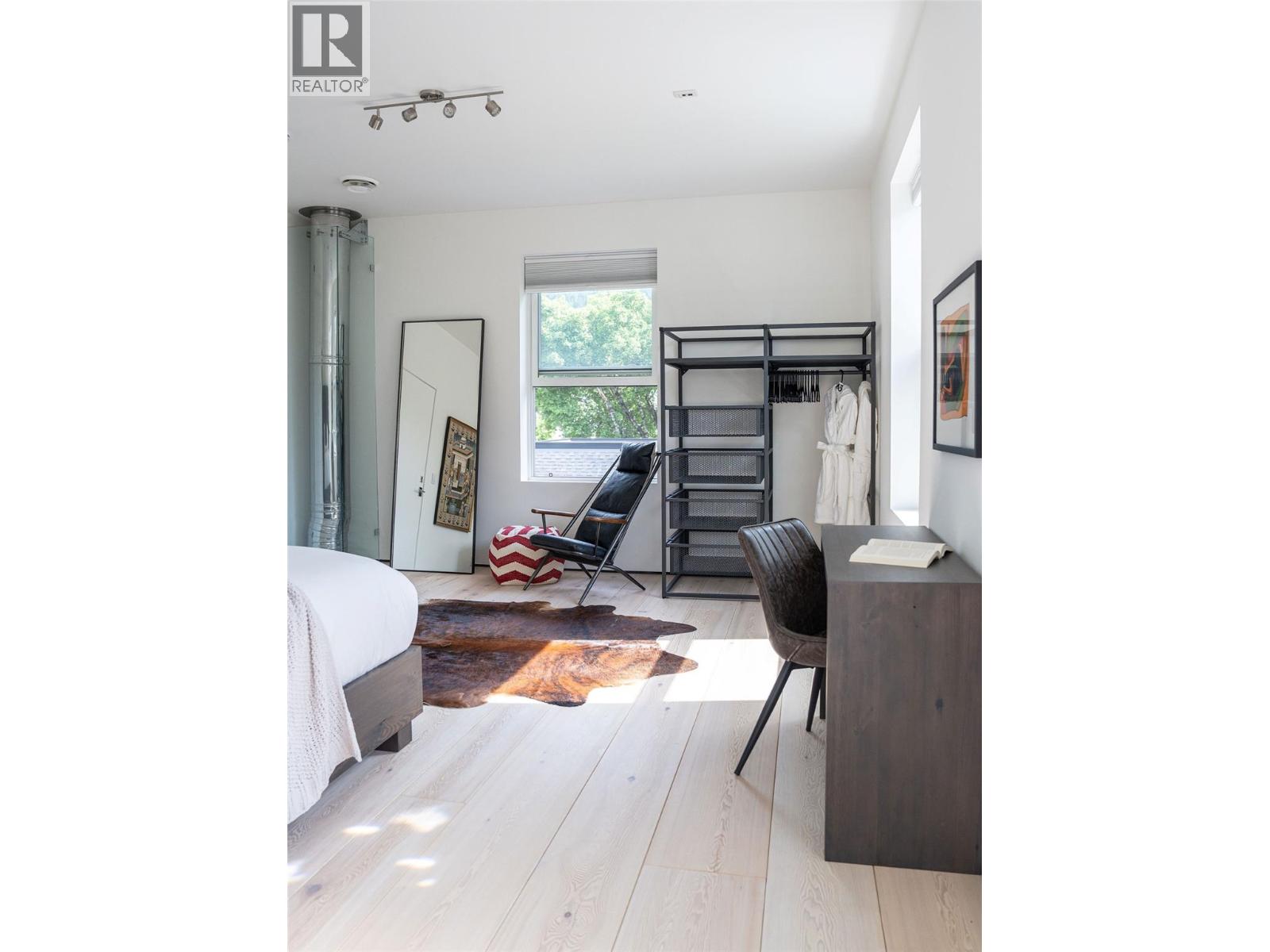 805 & 815 Mackenzie Avenue - 40