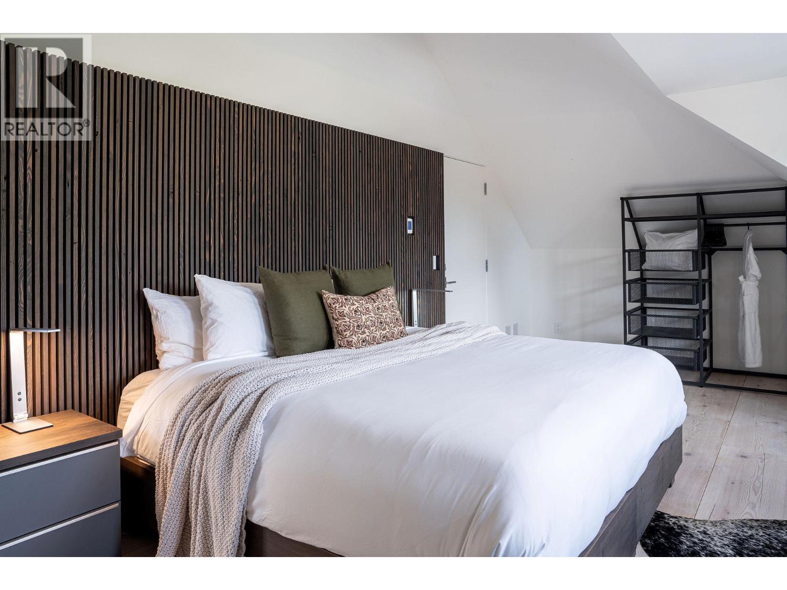 805 & 815 Mackenzie Avenue - 44