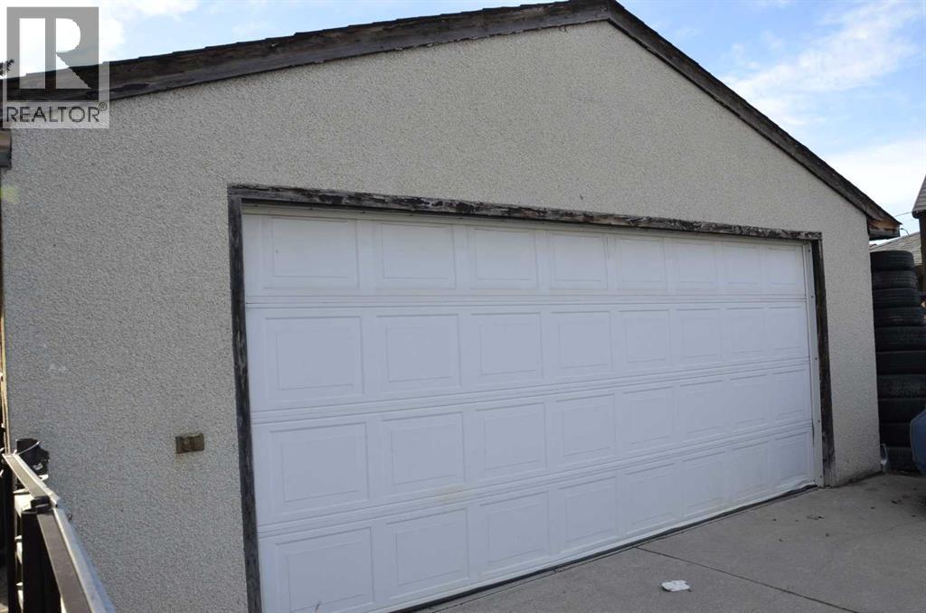 Single Family House 4 Level for Sale in   Street SE Southview Calgary 