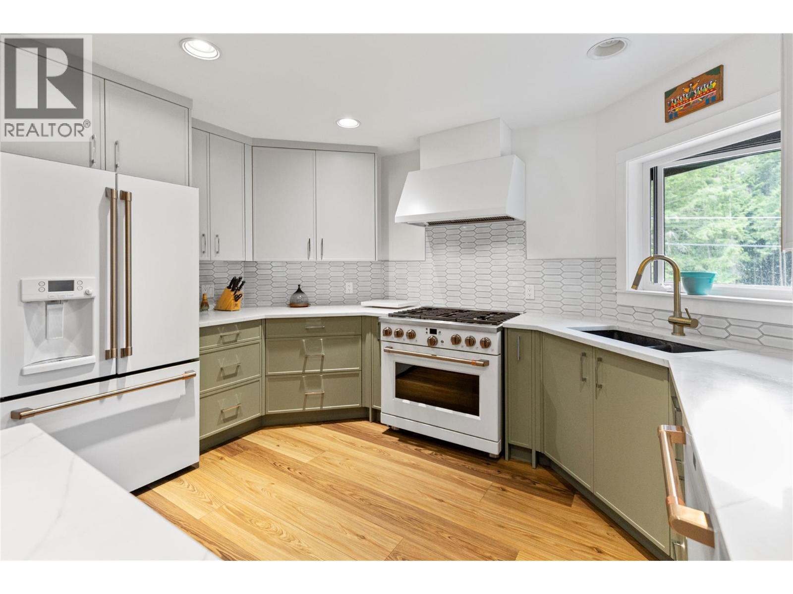 4037 Santa Road, Scotch Creek