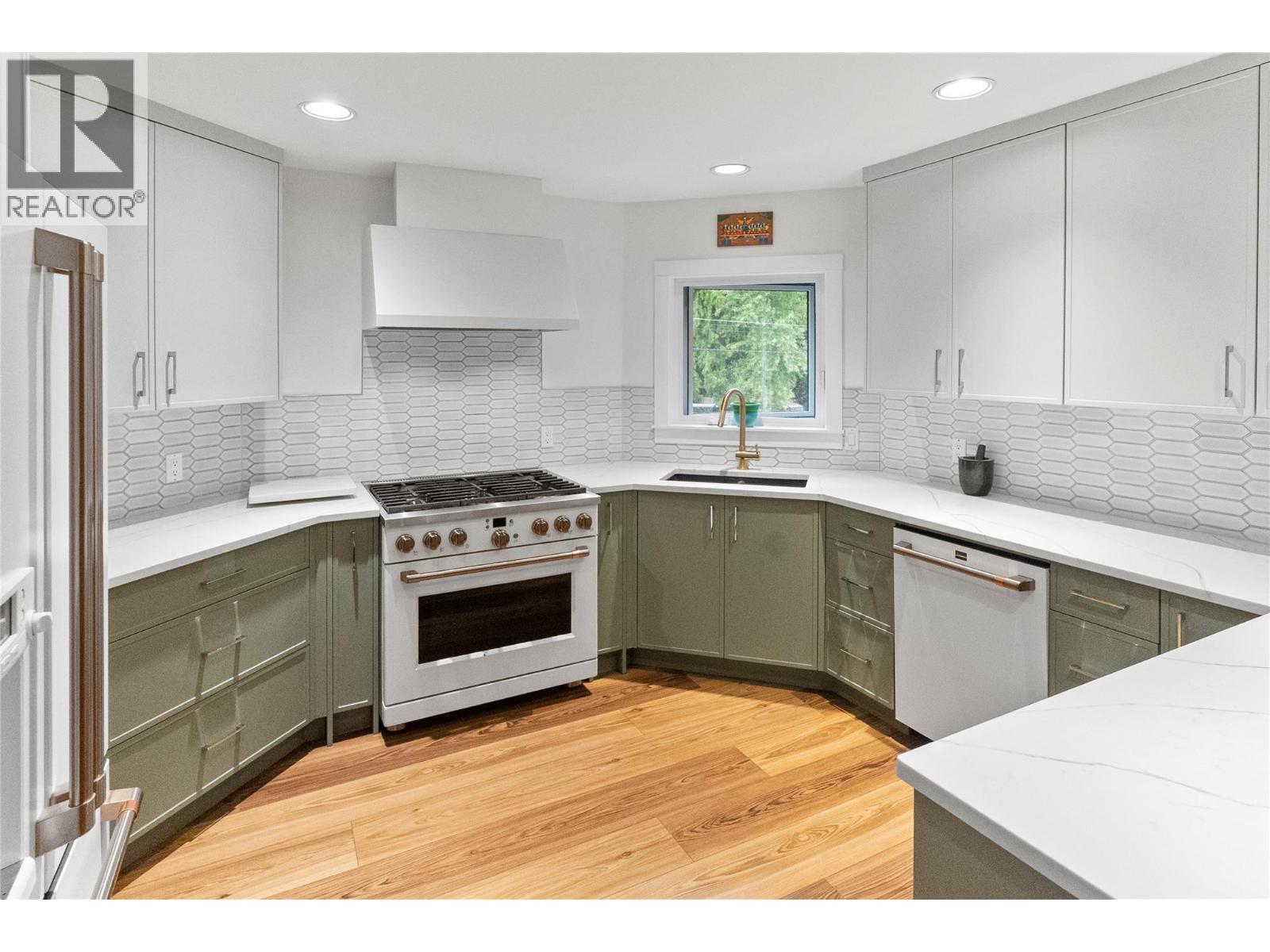 4037 Santa Road, Scotch Creek