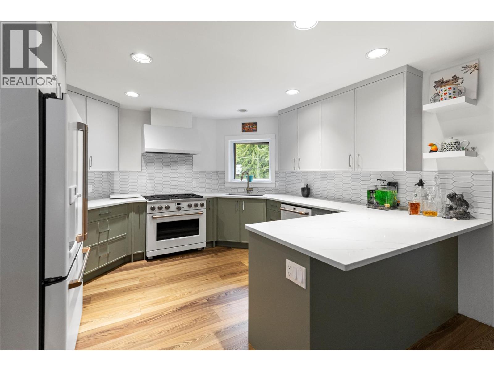 4037 Santa Road, Scotch Creek