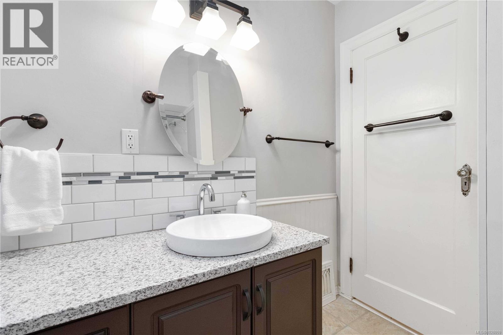  1571 Monterey Avenue, Oak Bay