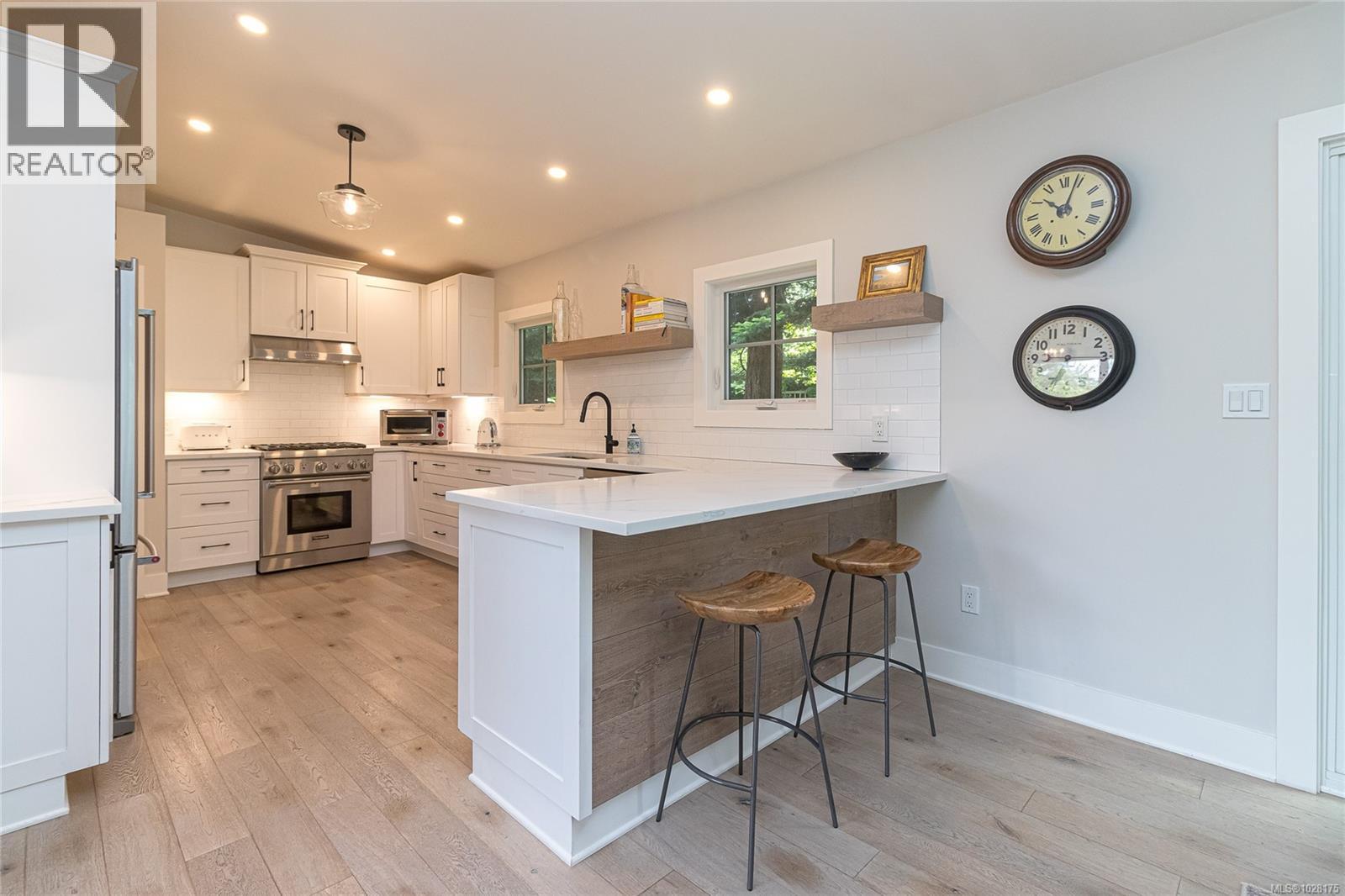  905 Deal Street, Oak Bay