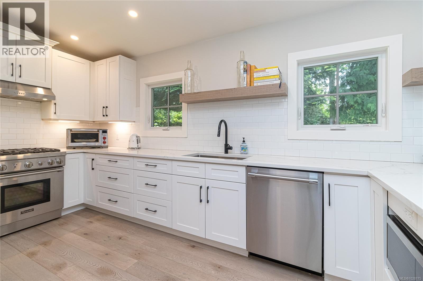  905 Deal Street, Oak Bay