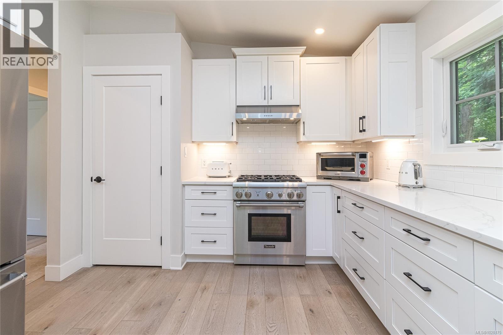  905 Deal Street, Oak Bay