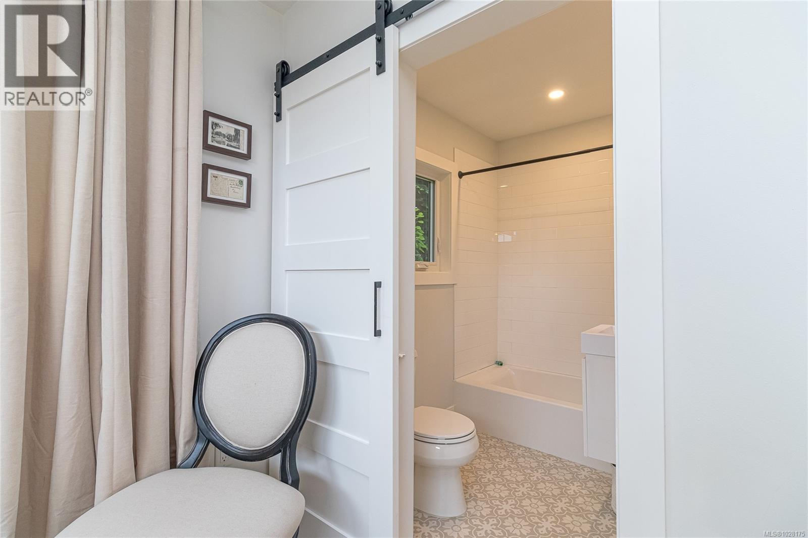  905 Deal Street, Oak Bay