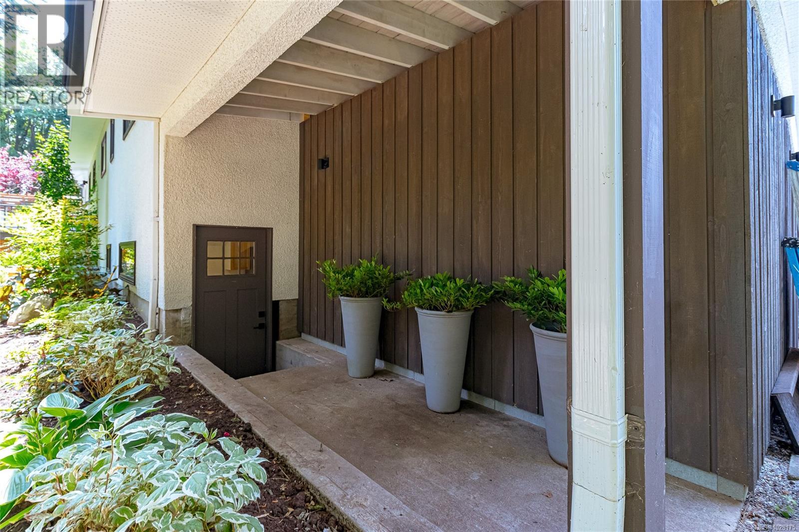  905 Deal Street, Oak Bay