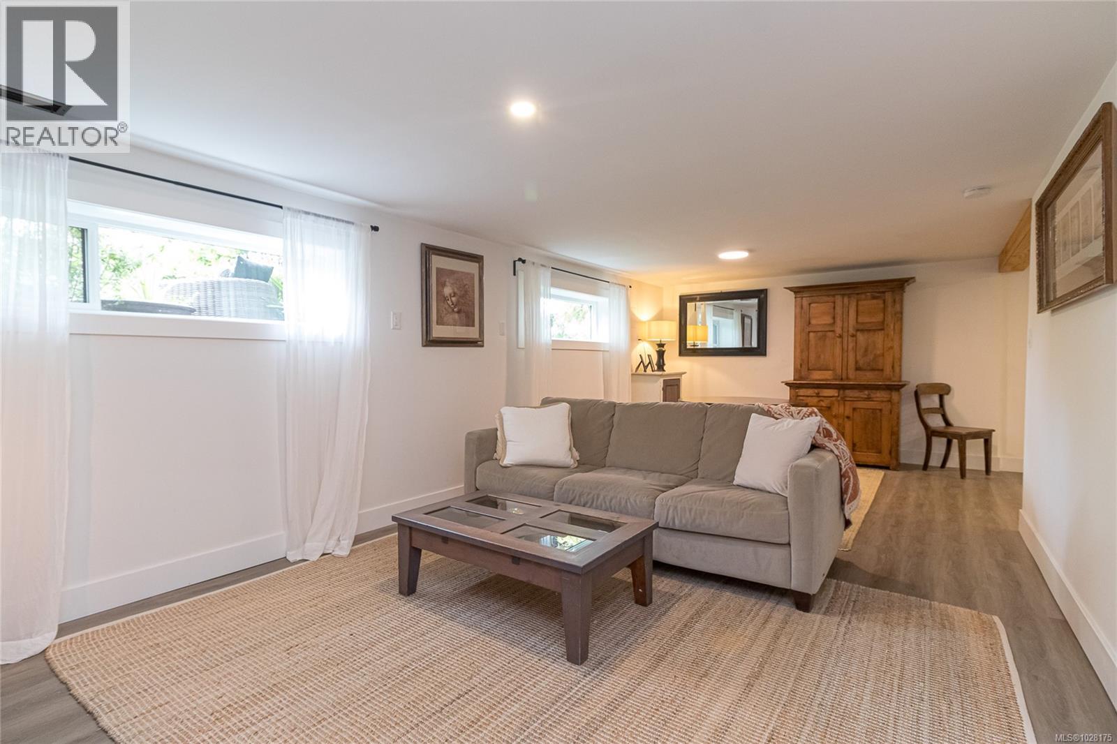  905 Deal Street, Oak Bay