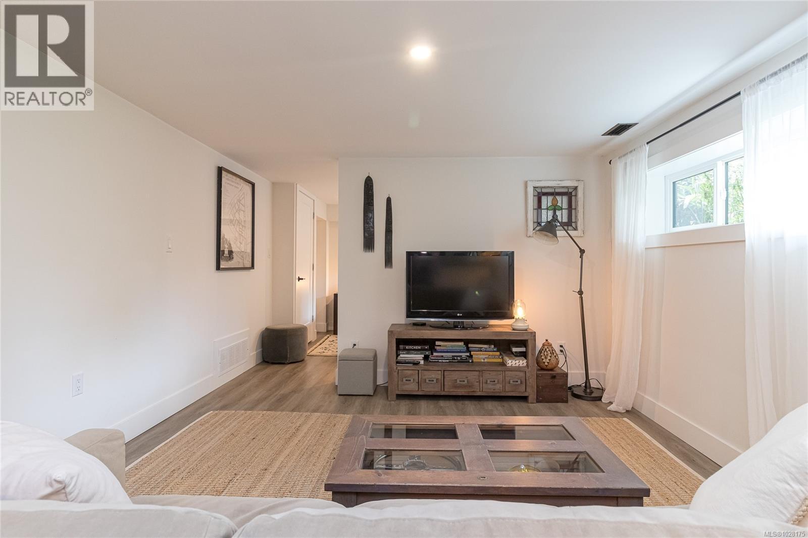  905 Deal Street, Oak Bay