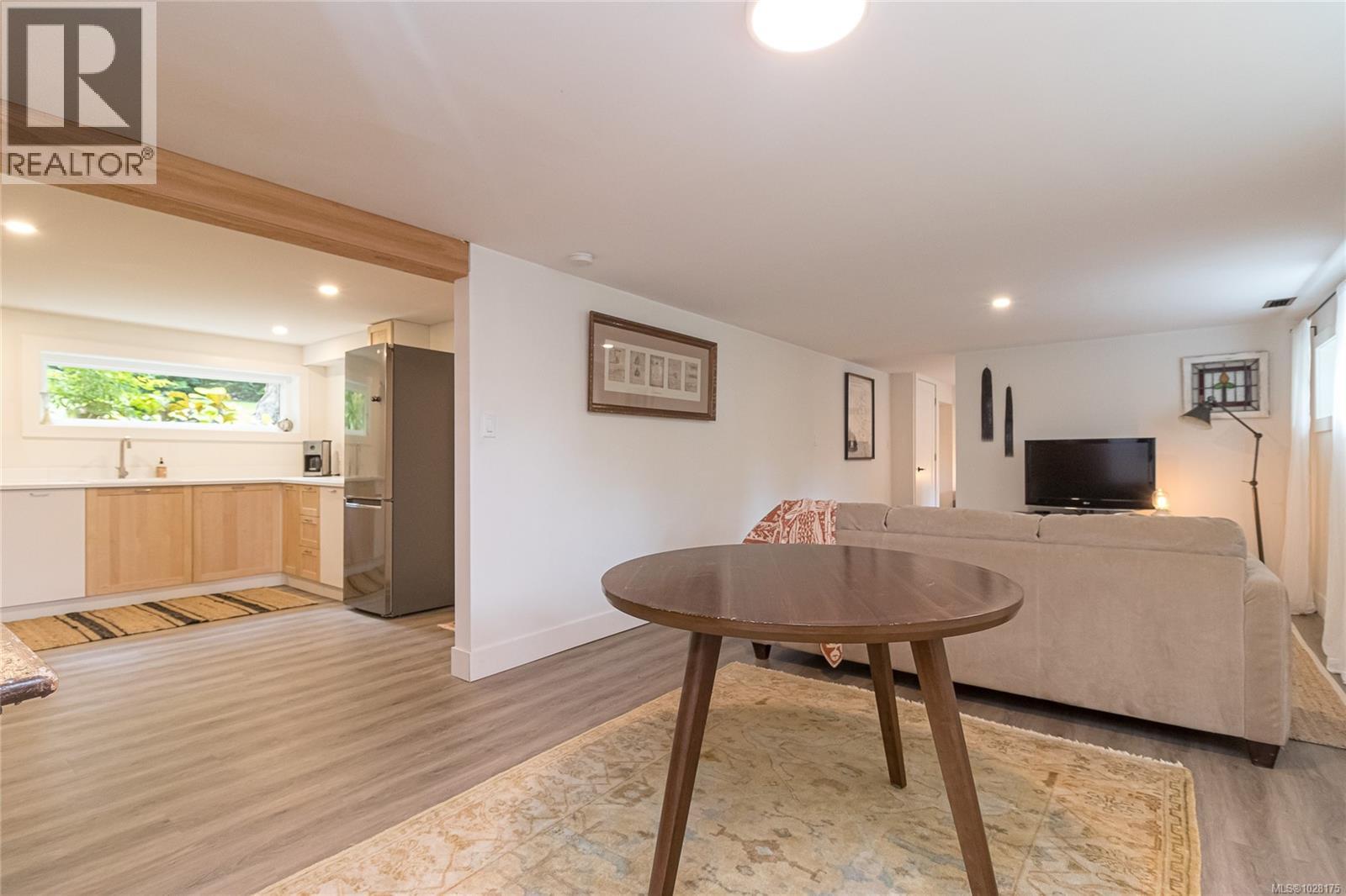  905 Deal Street, Oak Bay