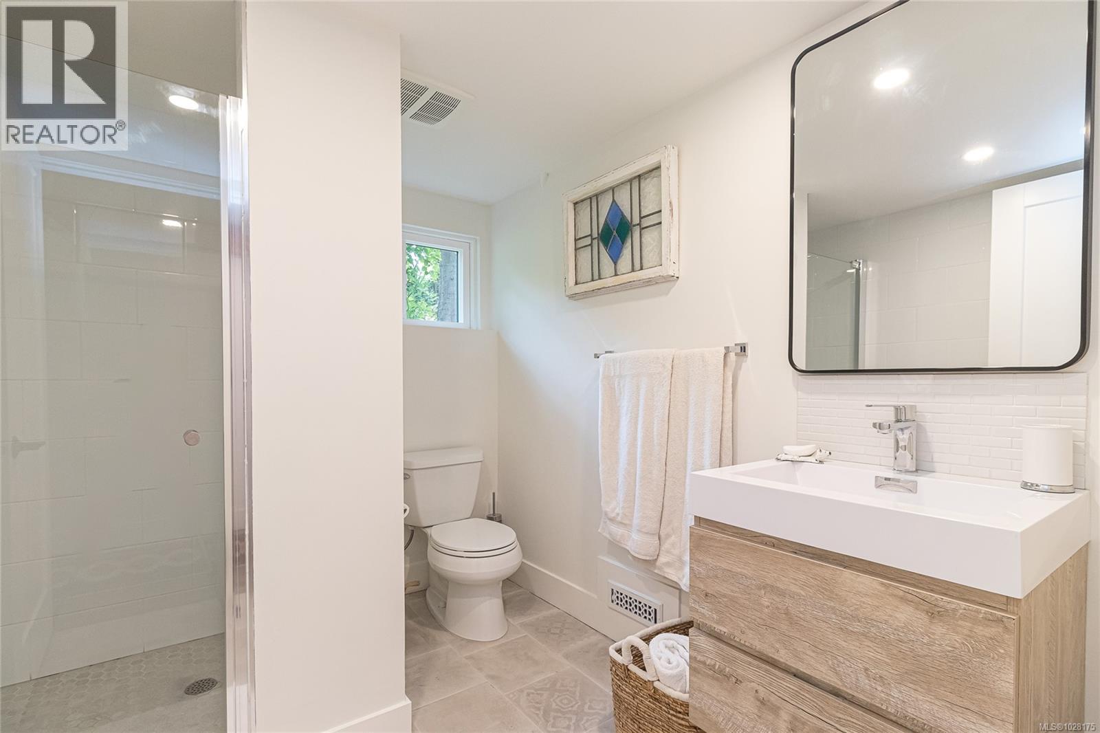  905 Deal Street, Oak Bay