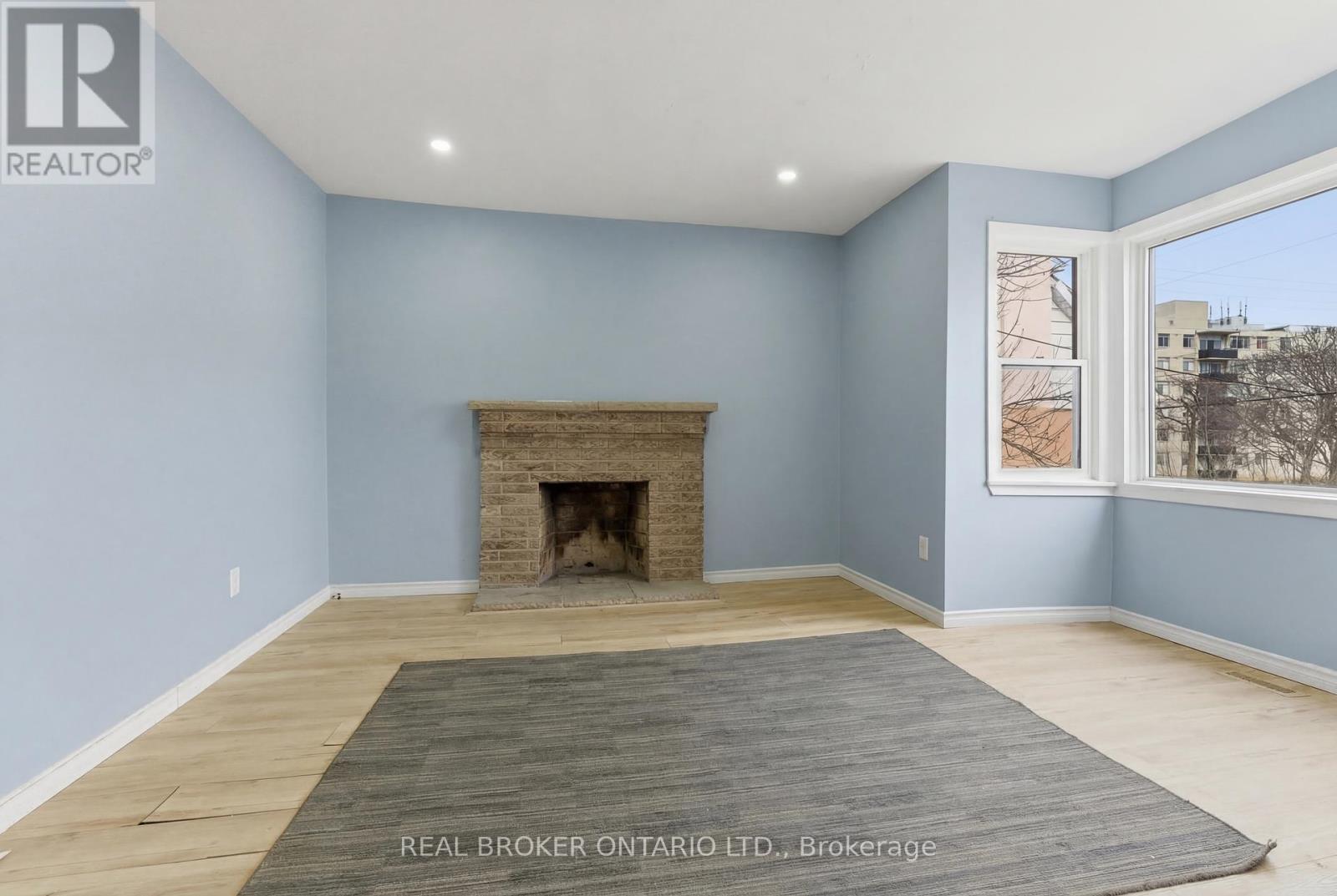 Single Family House Bungalow for Sale in  LAWRENCE ROAD Hamilton (Rosedale) 