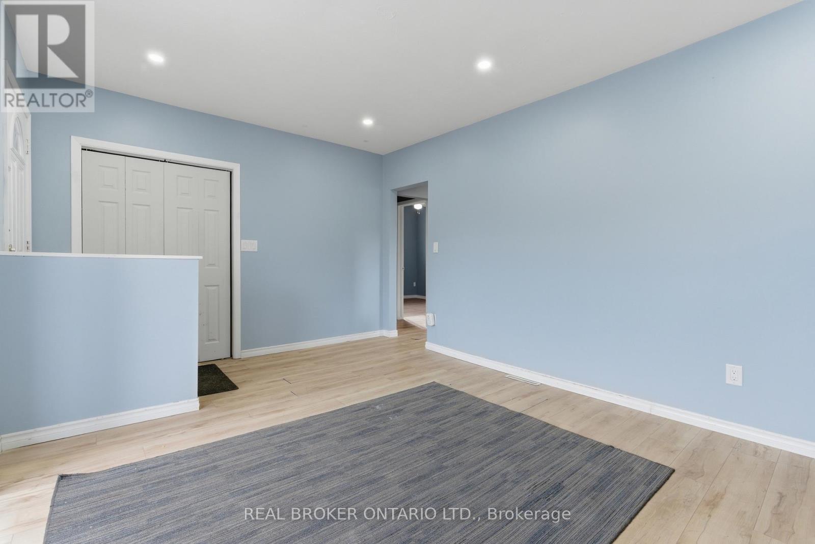 Single Family House Bungalow for Sale in  LAWRENCE ROAD Hamilton (Rosedale) 