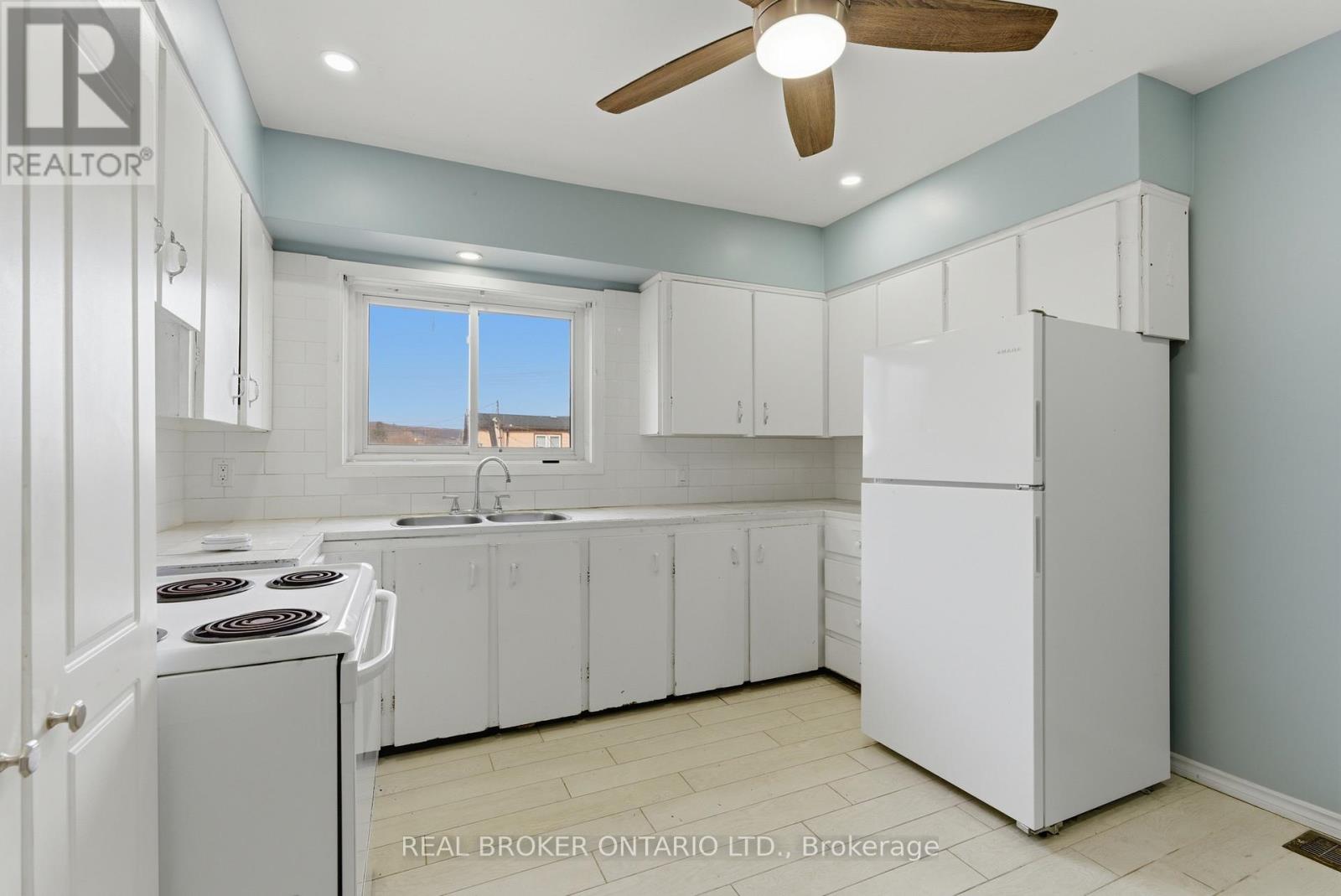 Single Family House Bungalow for Sale in  LAWRENCE ROAD Hamilton (Rosedale) 