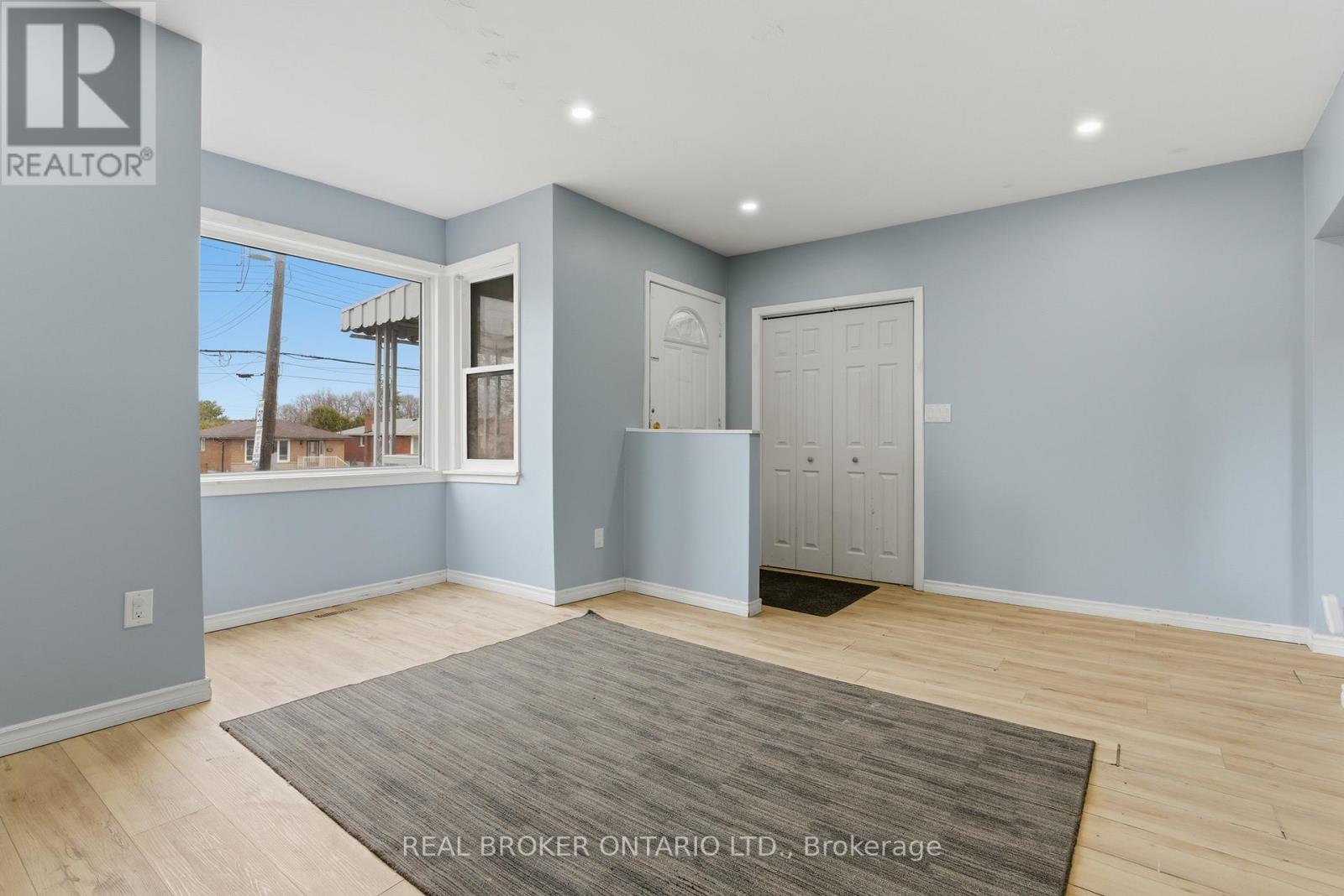 Single Family House Bungalow for Sale in  LAWRENCE ROAD Hamilton (Rosedale) 