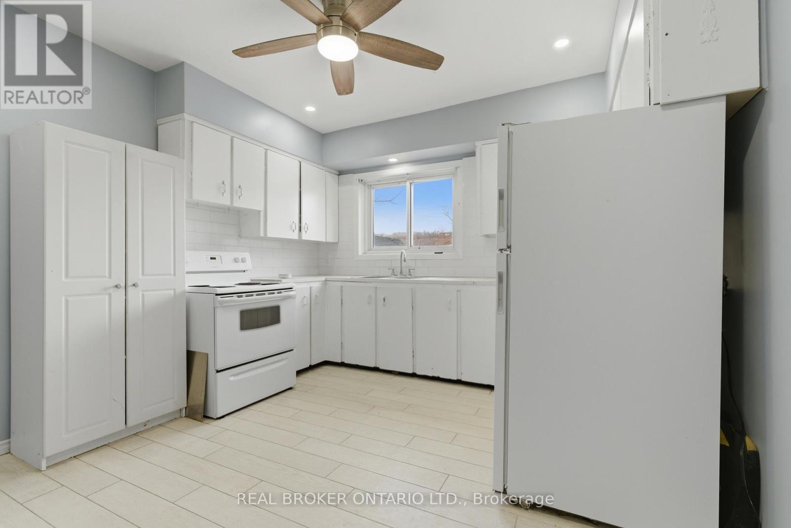 Single Family House Bungalow for Sale in  LAWRENCE ROAD Hamilton (Rosedale) 