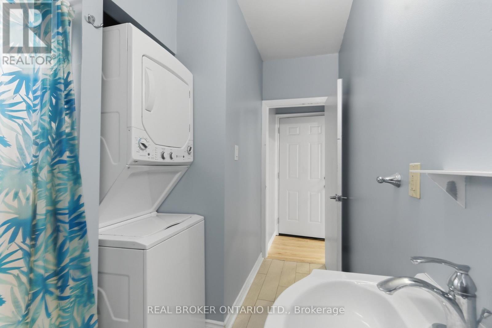 Single Family House Bungalow for Sale in  LAWRENCE ROAD Hamilton (Rosedale) 