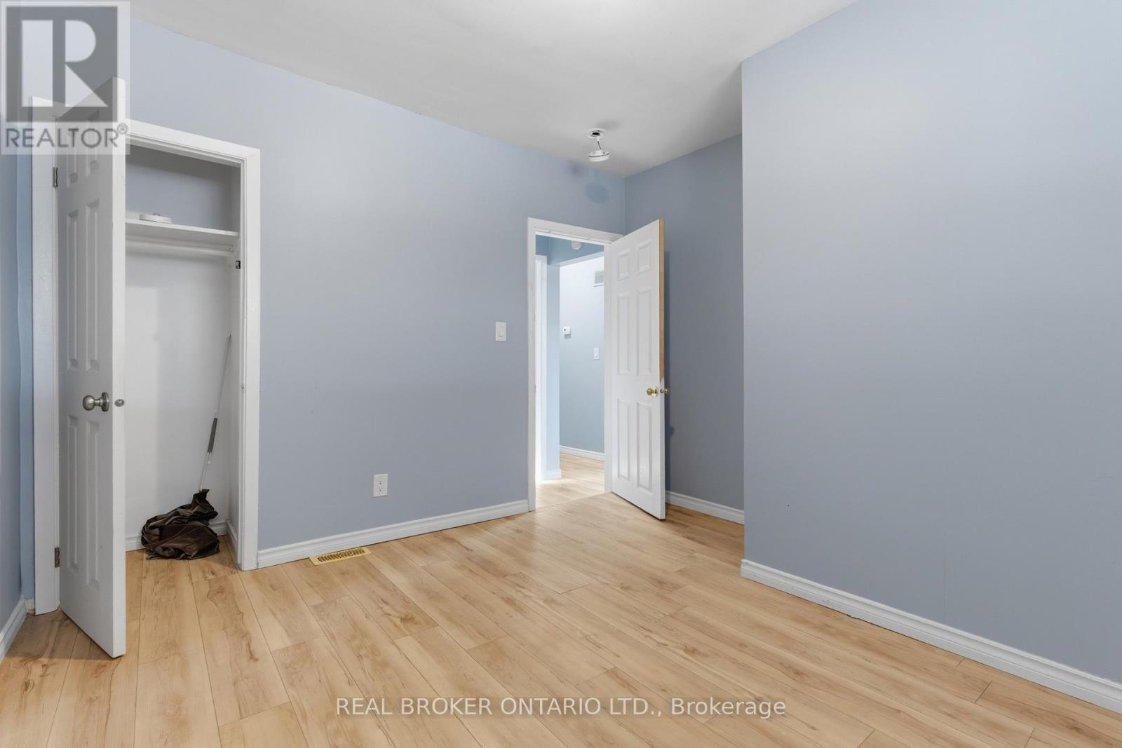 Single Family House Bungalow for Sale in  LAWRENCE ROAD Hamilton (Rosedale) 