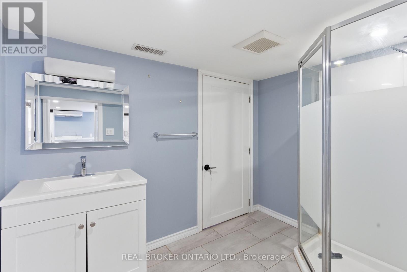 Single Family House Bungalow for Sale in  LAWRENCE ROAD Hamilton (Rosedale) 